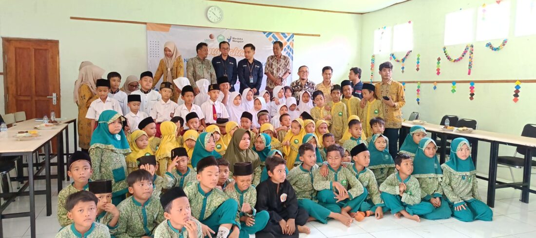 Tim Askrindo menyerahkan bantuan