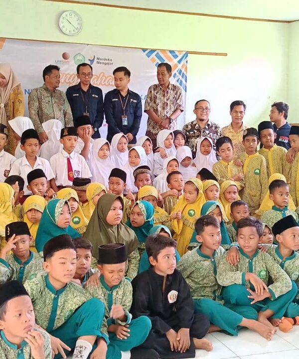 Tim Askrindo menyerahkan bantuan