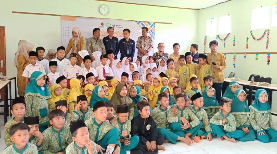 Tim Askrindo menyerahkan bantuan